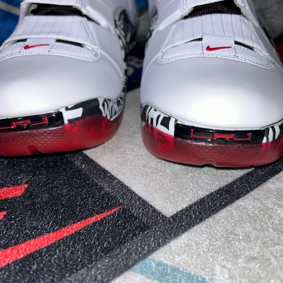 Nike Zoom LeBron 4 2023 Graffiti Size 10.5 for Men in Color White Black and Red - Picture 4 of 10